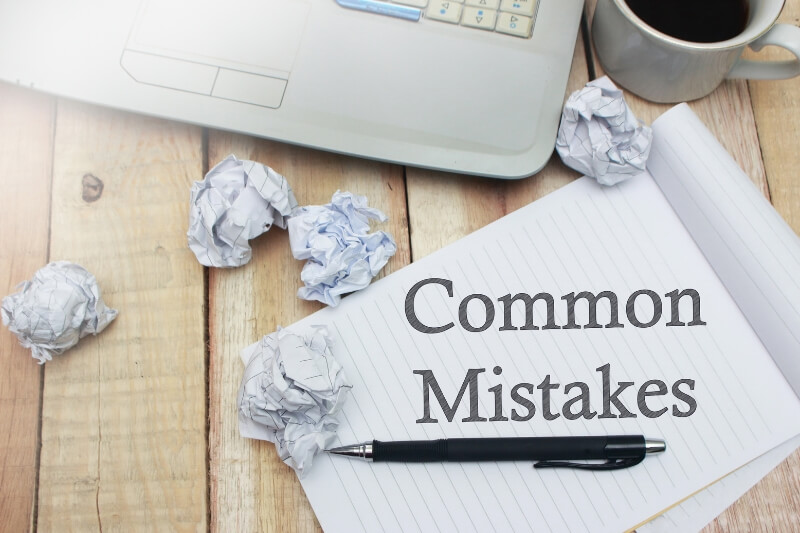 An image with a text written common mistakes on a notepad to highlight the common mistakes to avoid while link building