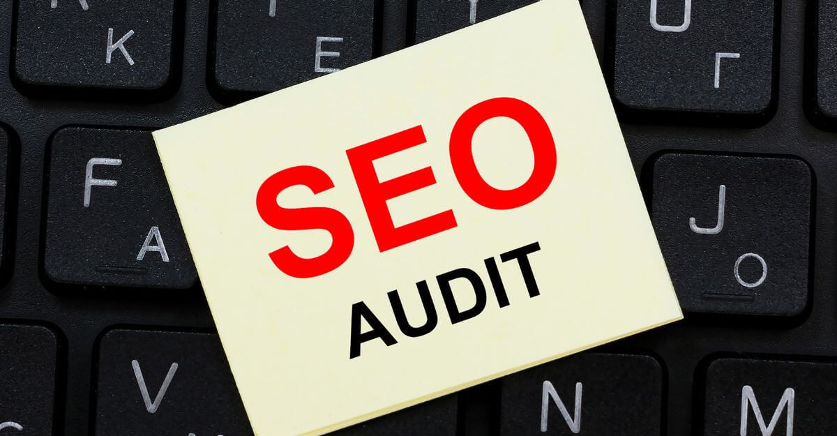 An image of a sticky note with SEO audit written on it.