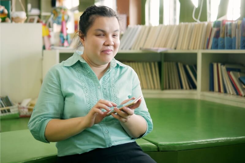An image of a disable person browsing search engines with accessibility feature to search local businesses.